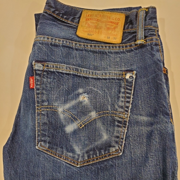Levis 501's in a dark wash. 32W - Picture 9 of 11